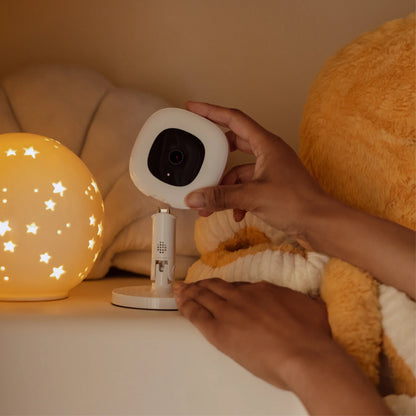 Nanit Pro Kamera mit Flex-Ständer – kompakte und flexible Babyphone-Lösung, die sich einfach in verschiedenen Räumen aufstellen lässt